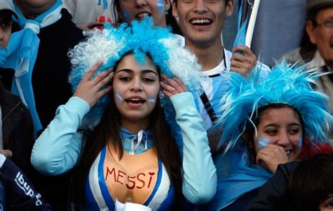ellas son aficionadas del equipo hot football fans soccer fans argentina soccer hot fan