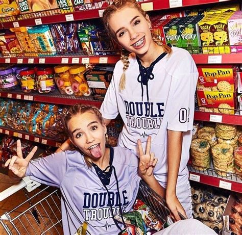 Sporty looks on girly colours and cool logos, that is the style of lisa & lena, shown within the j1mo71 collection. Lisa and Lena - J1mo71 | Fotos tumblr mejores amigos ...