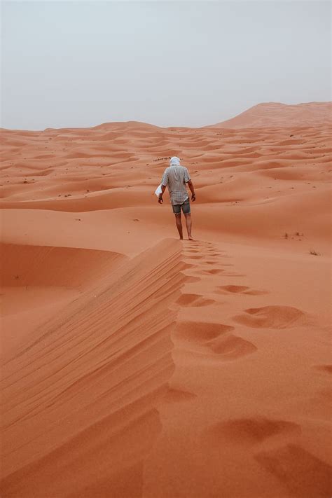 Hombre Vistiendo Gris Camisa Para Caminar Desierto Masculino