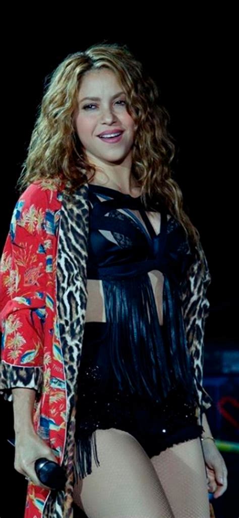 2 февраля 1977, барранкилья), известная мононимно как шакира или shakira, — колумбийская певица. Sexy Shakira Wows Fans In Bikini She Designed - ViralTab
