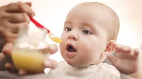 Gambar Bayi Makan Pisang Adzka