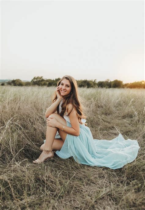 Senior Fields In Blue Munfy Photography In 2020 Senior Photo Outfits Senior Photos Girls