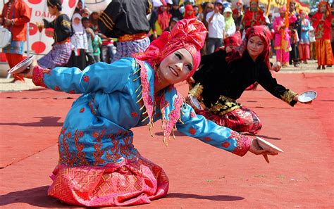 Keduanya adalah tari pergaulan yang lebih bersifat hiburan. Tari Yang Dibawakan Oleh Banyak Orang Disebut Tari ...