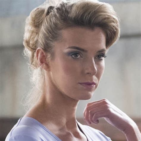 Betty Gilpin Glow Wird Eine Der Three Women Für Showtime Bestseller Verfilmung