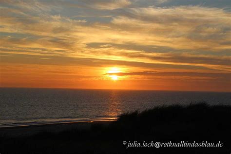 Gemeinsam haben wir den sonmnenuntergang am meer genossen und. Sonnenuntergang in Dänemark - Rot knallt in das Blau