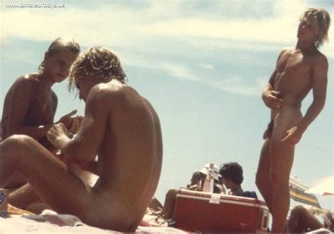 Desnudos y más Naked and More Men Nudist beach hombres chicos tios jóvenes en playa nudista