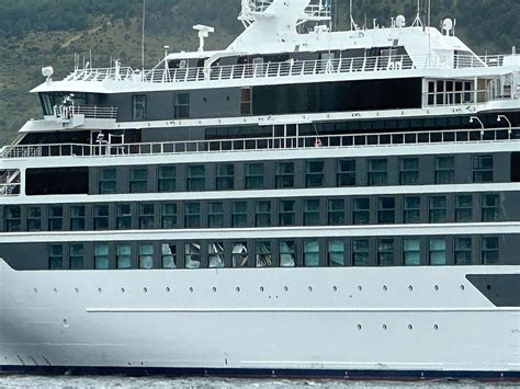 'Rogue wave' strikes Antarctic cruise ship, leaves 1 dead and 4 injured