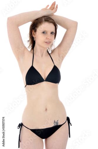 junge frau in schwarzem bikini steht stockfotos und lizenzfreie bilder auf bild