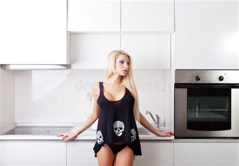 Femme Sexy Dans La Cuisine Photo Stock Image Du Adolescents 38623784