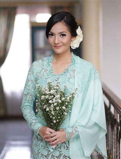 Warna hijau didapat dengan mencampur warna biru dan kuning. 5 Ide Kebaya Warna Hijau Kombinasi Cantik di Hari Pertunangan