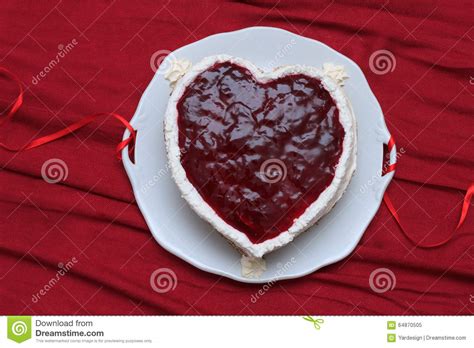 Lassen sie sich von den vielfältigen rezepten inspirieren und entdecken sie alle rezeptideen mit. Herz Geformter Kuchen Mit Roter Marmelade Diente Auf ...