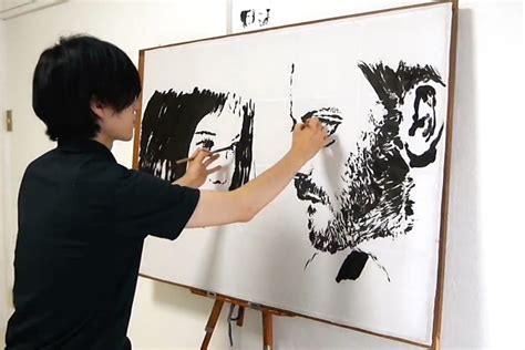 左右の手で同時に別の絵を描く“神業”アート。「描いてて楽しい。見る人も楽しい、楽しい人を見て嬉しい」｜アーティスト Toru Kn 男の