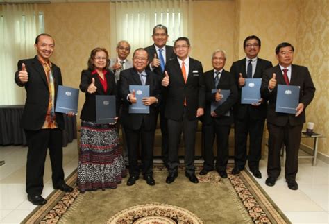 Terima kasih atas ilmunya/pengetahuannya kepada saya … sekali lagi, terima kasih. Empat tokoh berpengalaman dalam bidang pertanian terima ...