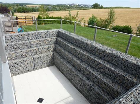 Sie grenzen den kellerabgang gegenüber der terrasse oder dem garten ab und mindern die unfallgefahr. Bildergebnis für kellerabgang außen | Kellerwohnung ...