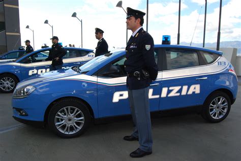 Anche In Calabria La Nuova Livrea Delle Auto Della Polizia Di Stato Spunta Il Tricolore FOTO