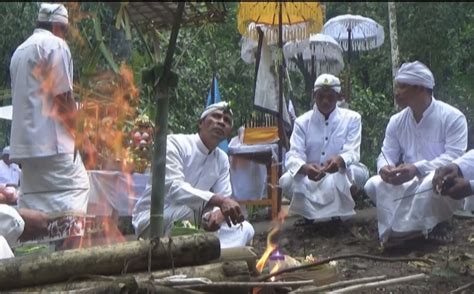 Upacara Melasti Umat Hindu Di Lereng Gunung Anjasmoro Bacaini Id