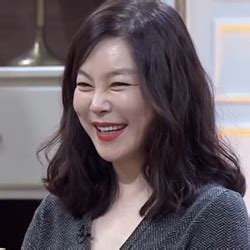 1979년 tbc 의 공채 탤런트로 데뷔하고 나서 4 여러 작품에 출연하며 배우로 시작했지만, 이후 요리나 생활정보 프로그램, 라디오 dj 등 여러 가지 분야를 넘나들고 있으며, 최근에는 홈쇼핑에서 '최화정 show'라는 프로그램을 런칭하여 쇼호스트로도 활동하고 있다. 경인일보 : 최화정 '남자 엉덩이 본다'… 과거 레즈비언설 해명 ...