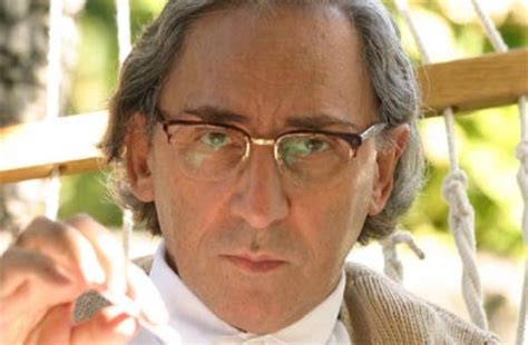 A napoli incantò oltre 30mila fan nello storico concerto del 2017 in piazza del plebiscito. » Franco Battiato è morto, ma è una bufala