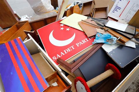 Parti binasının çatısında bulunan partinin tabelası söküldü. Saadet Partisi Genel Merkezi tahliye edildi | NTV