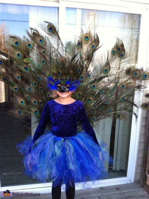 Diy peacock costume {homemade halloween costumes}. Homemade Peacock Costume Idea