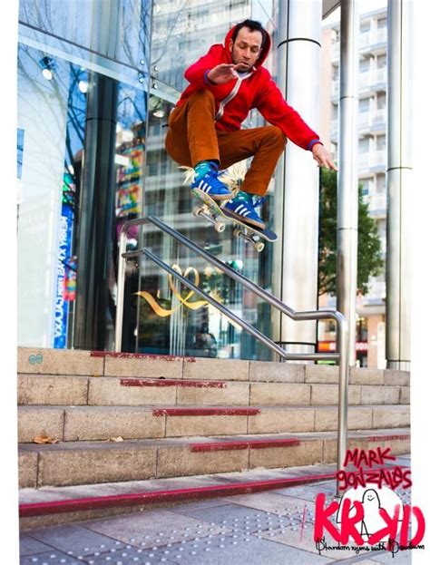 Nombrado como el skater más influyente de la historia en 2011, mark gonzales, padre del patinaje callejero contemporáneo, recibe otro bien merecido retrato en vídeo en el que grandes del mundo del. Krooked - Mark Gonzales Ad | Skateboard, Skateboard ...