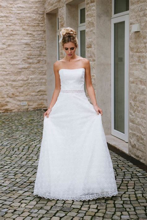 So finden sie das perfekte hochzeitskleid. Trägerloses Hochzeitskleid aus schöner Blümchenspitze ...