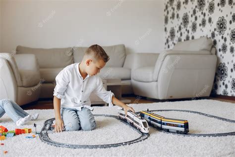 Niño Jugando Con Tren De Juguete En Una Sala De Juegos Foto Gratis