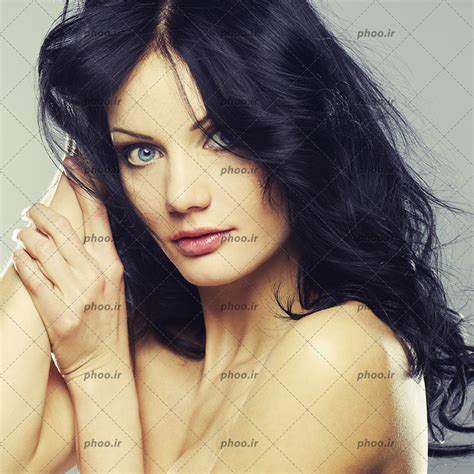 عکس مدل زن با موهای مشکی و چشمان آبی و بدون لباس عکس با کیفیت و تصاویر استوک حرفه ای
