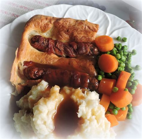 Some people use just milk in making their batter, resulting in a richer and slightly doughy pudding, which i'm not averse to at all. The English Kitchen: Toad in The Hole