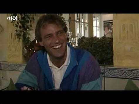 Johan derksen kan wel lachen om einde veronica inside (en. Rene van der Gijp in 1990 (VI Oranje 09-07-2010) - YouTube