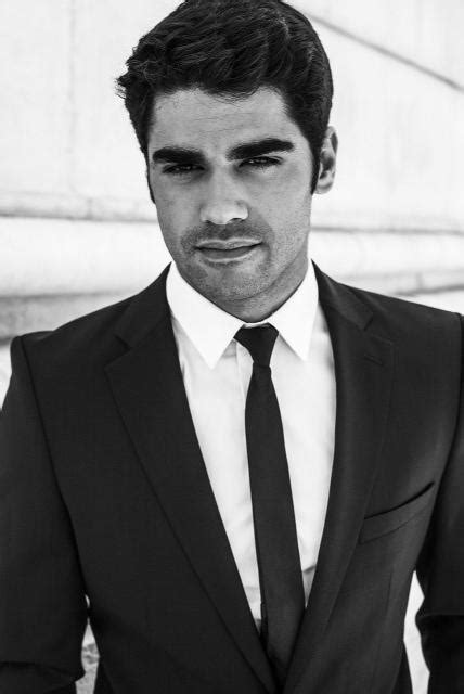 He is an actor, known for massa fresca (2016), offline (2016) and клубника с сахаром (2003). Duarte Gomes grava dois novos filmes