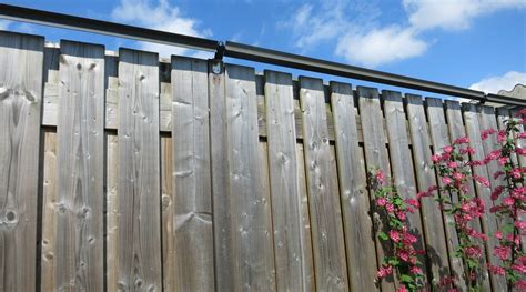 It is the revolutionary cat containment system designed for diy installation to existing fences including chain link timber masonry vinyl and composite fencing. Oscillot cat containment system - cat proof your yard ...