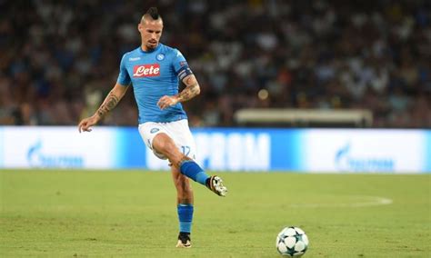 Kariyer sayfasında marek hamšík isimli futbolcunun sezon bazında takımının yer almış olduğu turnuvalardaki maç, gol, asist, sarı kart, kırmızı kart, oyuna girme, oyundan alınma, ilk onbirde. Hamsik leader della classifica di presenze in Serie A ...