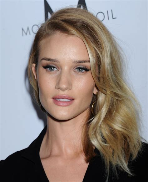 Rosie Huntington Whiteley At Daily Front Rows Fashion Los Angeles