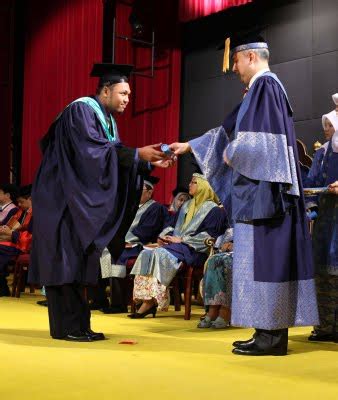 Sains komputer (computer science) secara umumnya adalah pengkajian perhitungan (computation) dan pemprosesan maklumat, sama ada dari segi perkakasan mahupun perisian.seseorang yang pakar dalam bidang perkomputeran dipanggil saintis komputer. Belajar di Luar Negara: KERJAYA DALAM BIDANG PERGIGIAN