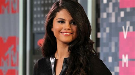 Selena Gomezs Nude Photo Is Worrying All Of Her Fans Photos Sheknows