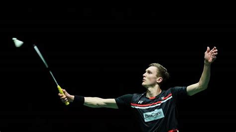 Viktor axelsen, who recently defeated a lot of top players and won the world badminton championship of 2017, is now one of the most popular he recently published a youtube video on his top 5 tips for young badminton players who are looking to improve themselves on the badminton field. Velspillende Viktor Axelsen smasher sig i årets første ...