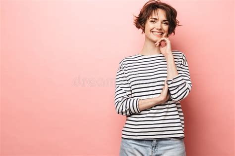 belle pose heureuse de femme d isolement au dessus du fond rose de mur image stock image du