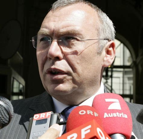 Apr 30, 2014 · alfred gusenbauer in 1991, he became a member of the austrian senate, two years later a member of parliament. Regierungskrise: Österreichs Bundeskanzler Gusenbauer gibt ...