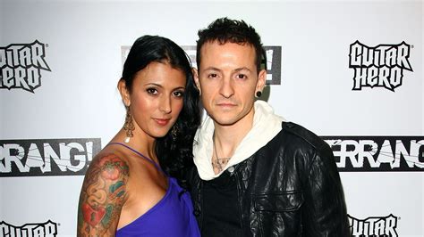 His parents divorced when he was 11 years old. Familie trauert: Chester Bennington wäre heute 43 geworden ...