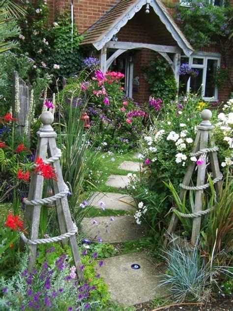 40 Brilliant Ideas For Stone Pathways In Your Garden Garden Trellis Front Yard Design