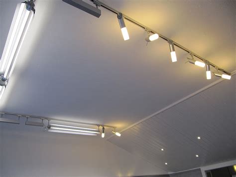 Le salon est une pièce polyvalente dans laquelle plusieurs personnes s'adonnent souvent à différentes activités. luminaire pour salon de coiffure
