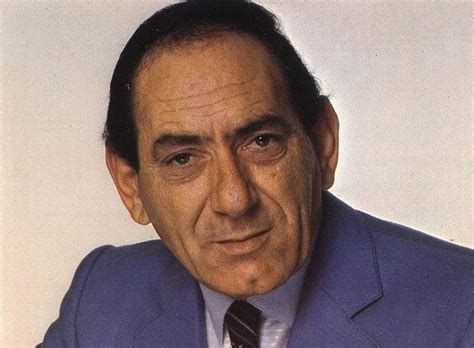 Η λέξη στρατός αρχικά σήμαινε απλωμένος, σκορπισμένος, ο λαός σε αντιδιαστολή προς τους σοφούς. Στράτος Διονυσίου - Προσωπα | RED LINE
