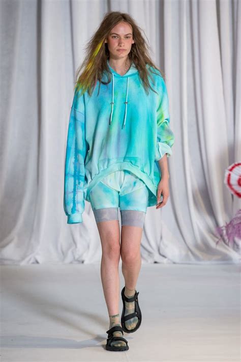 Tie Dye Is Covering The Spring 2019 Runways With Images Tie Dye