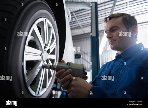 Professional Mechanic Changing Car Wheel Stock Photo Alamy