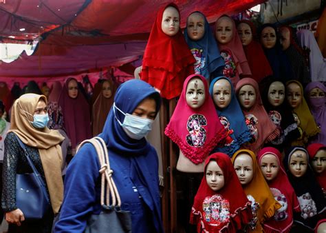rights group indonesian women pressured to wear head scarves follow dress code — benarnews