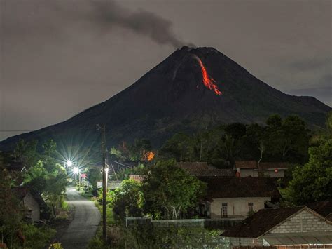 Indonesian Mountain Of Fire Erupts Again Kunm