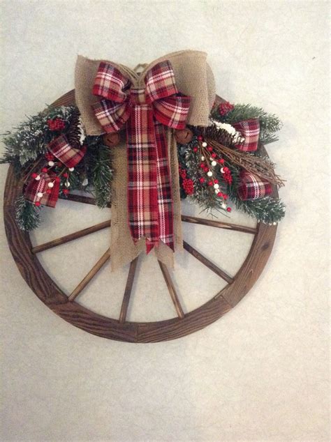 Wagon wheel Christmas wreath, winter wreath, farmhouse wreath, western wreath, primitive wreath ...