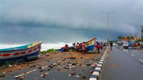 Okhi cyclone enters into kalpeni island laksadweeps. 2017 Cyclone okhi in kerala trivandrum - YouTube