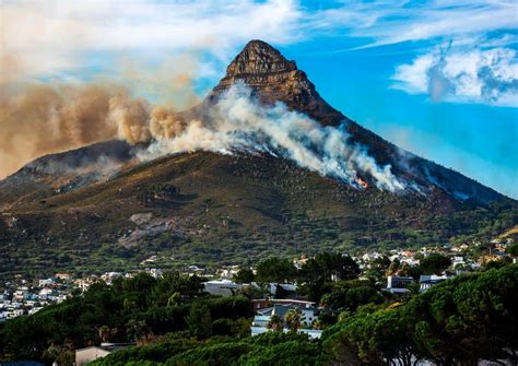 This footage was filmed and produced 18 april 2021. Watch: Table Mountain fire damages houses, injures ...